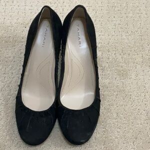 Tahari Women's Black Pumps